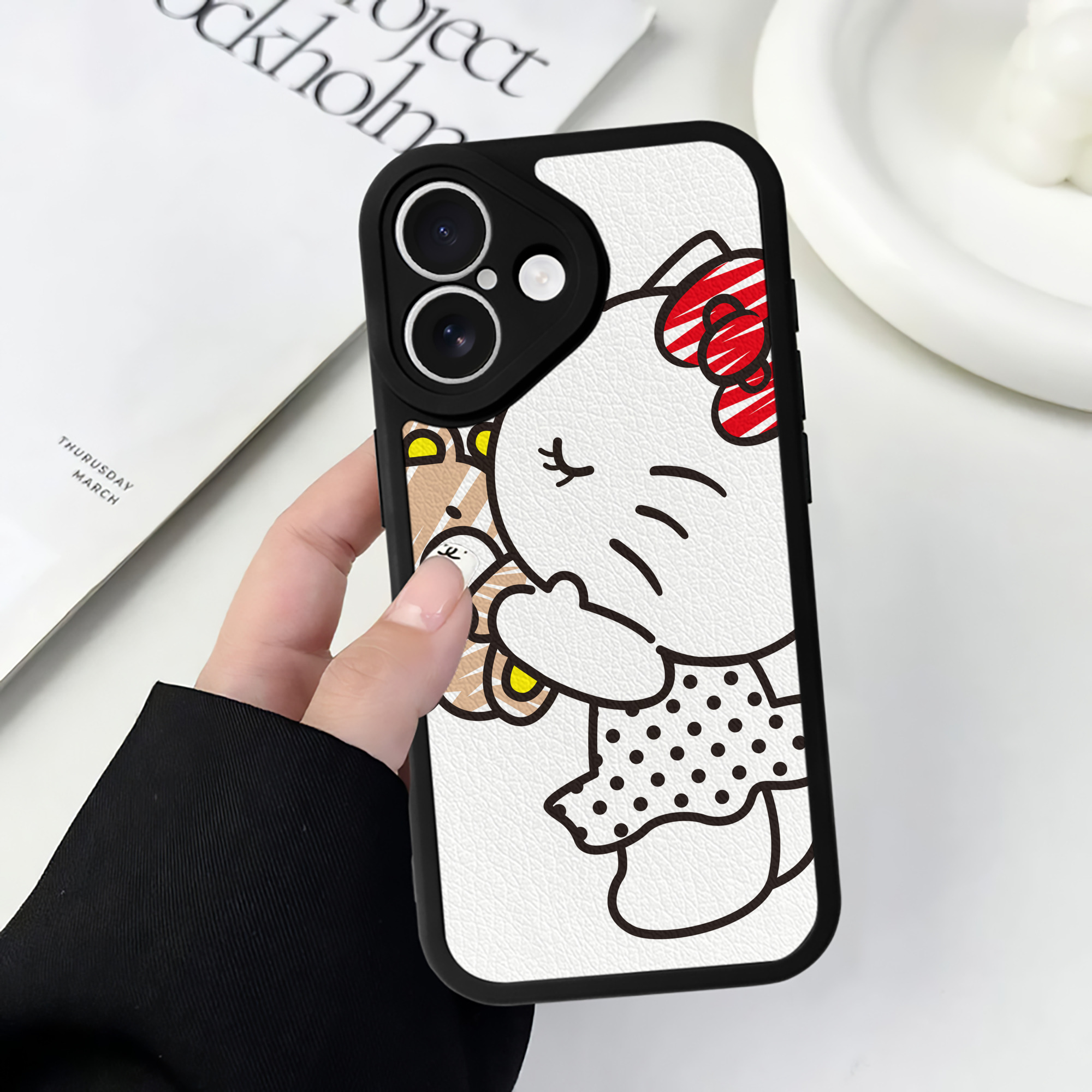 （画像用） Hello Kitty ハローキティ 【iPhone 16シリーズ対応】シリコンスマホケース（レザー調） 材質：シリコン